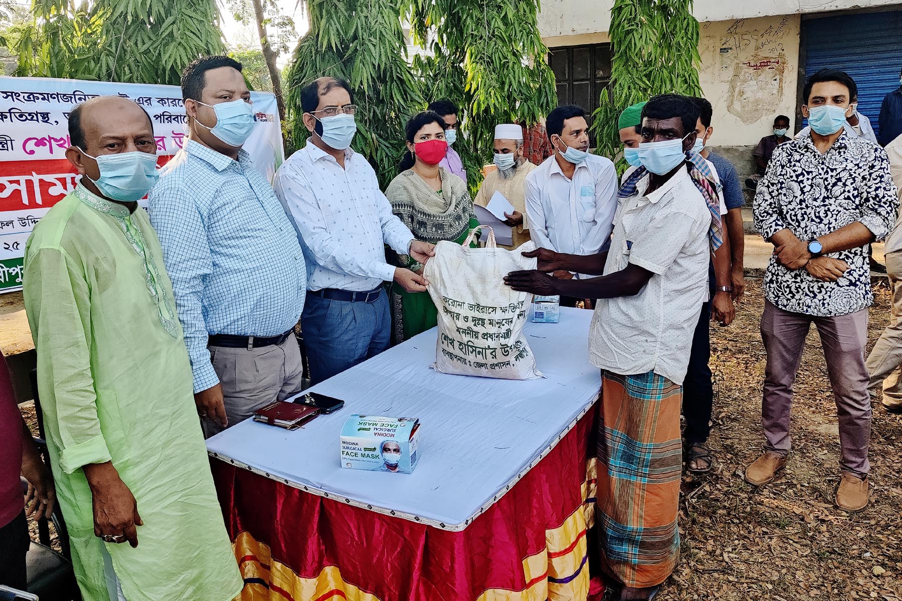 লক্ষ্মীপুরের চন্দ্রগঞ্জে প্রধানমন্ত্রীর ত্রাণ-সামগ্রী বিতরণ করলেন জেলা প্রশাসক