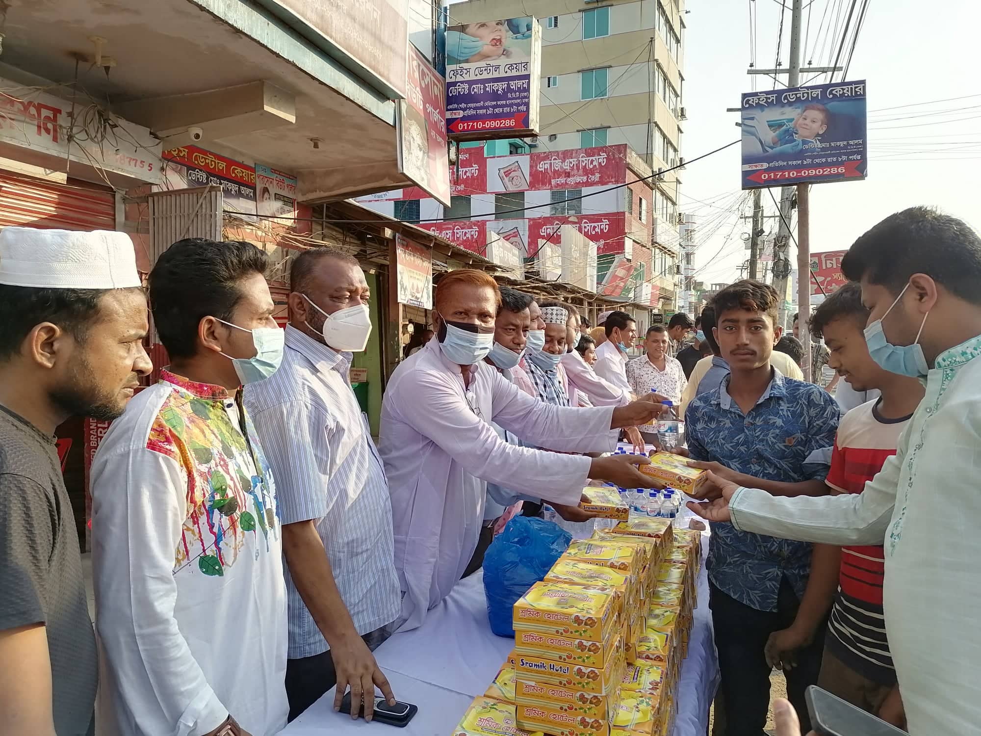 চন্দ্রগঞ্জে আওয়ামিলীগের উদ্যোগে রোজাদারদের মাঝে ইফতার বিতরণ