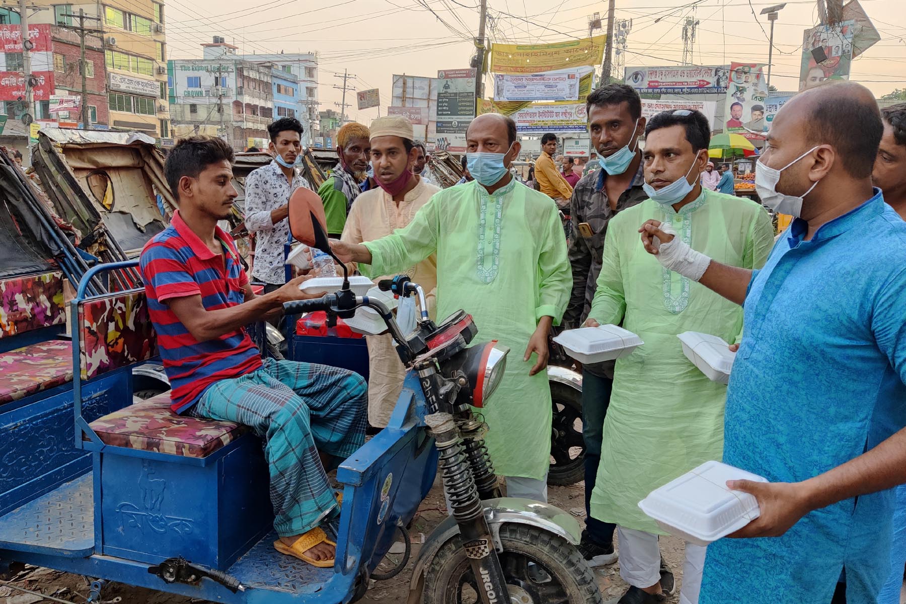 চন্দ্রগঞ্জ ইউনিয়নের চেয়াম্যানের সহযোগিতায় অসহায় রোজাদারের মাঝে ইফতার বিতরণ