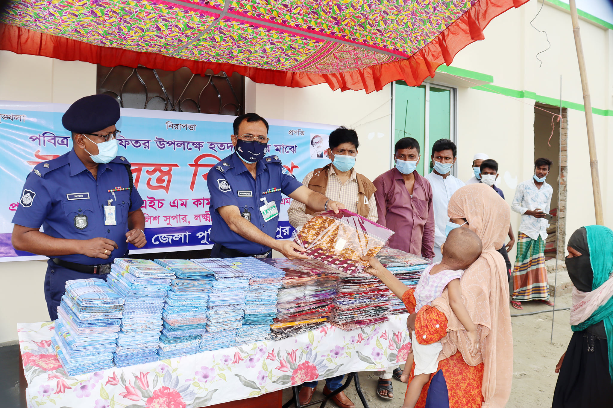লক্ষ্মীপুরের পুলিশ সুপারের ঈদ উপহার পেল নদী ভাঙ্গা দুস্থ্য অসহায় মানুষ