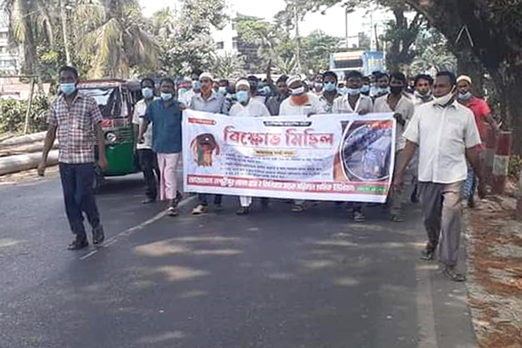 সারা দেশের ন্যায় লক্ষ্মীপুরেও গণপরিবহন শ্রমিকদের বাস চালুর জন্য বিক্ষোভ