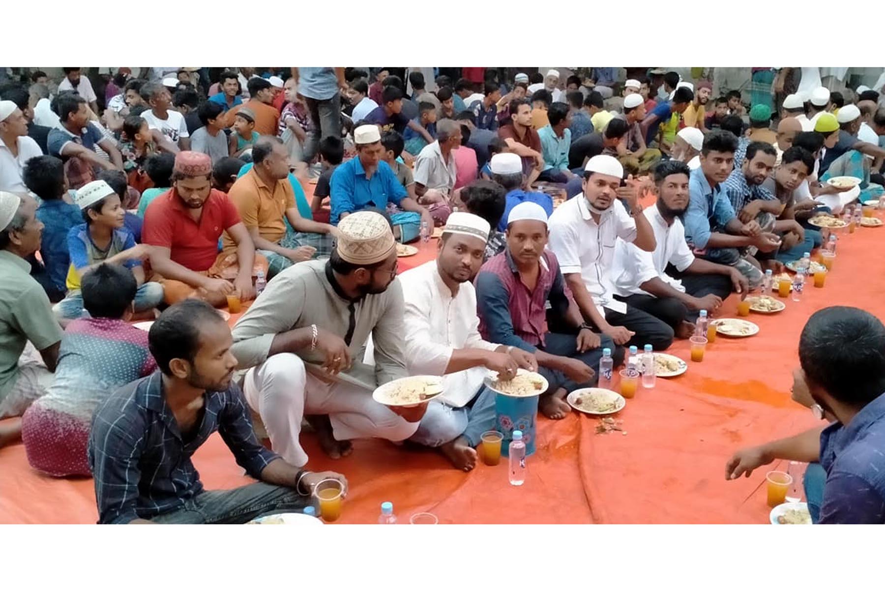 চন্দ্রগঞ্জ ইউনিয়নের চেয়ারম্যান নুুরুল আমিনের উদ্যোগে ইফতারের আয়োজন