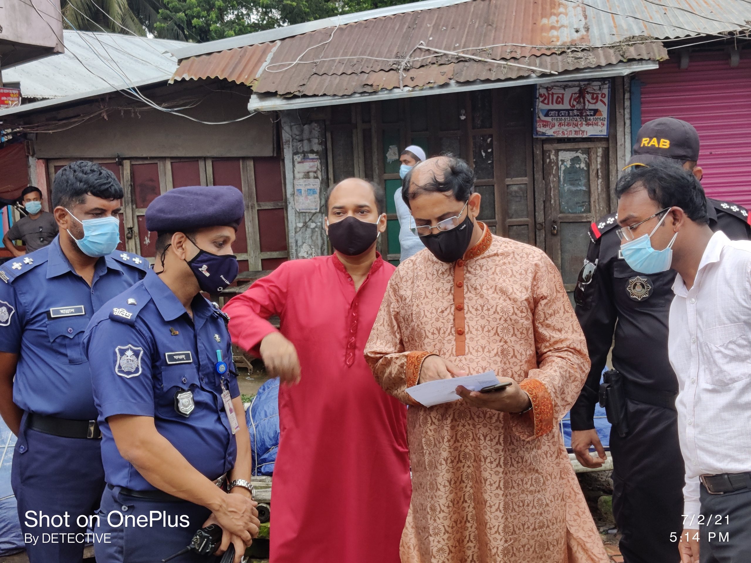 লকডাউন কার্যকরে চন্দ্রগঞ্জ বাজারে জেলা প্রশাসকের নেতৃত্বে ভ্রাম্যমান আদালত পরিচালনা