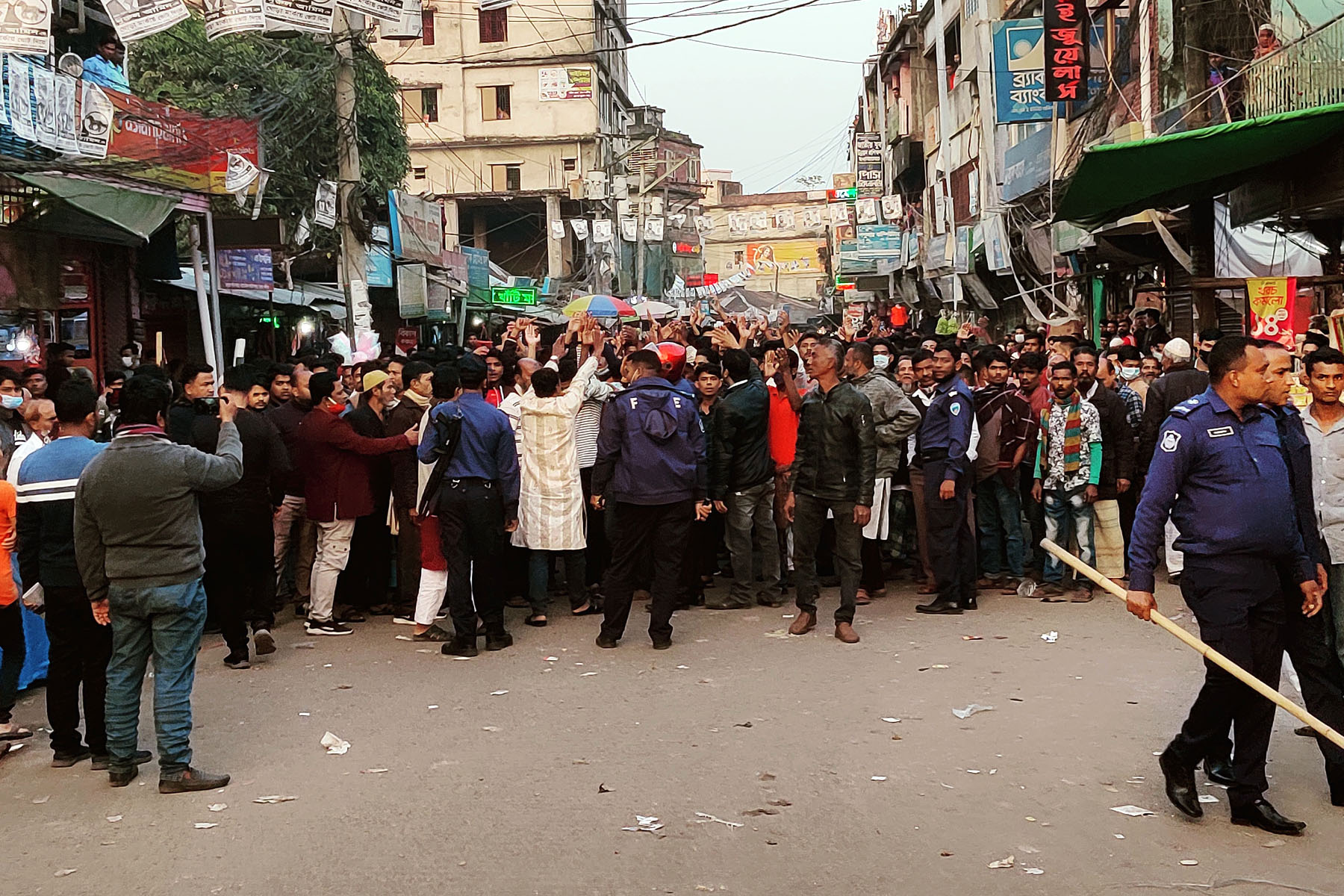 লক্ষ্মীপুরের চন্দ্রগঞ্জে ক্ষমতাসীন দু’গ্রুপের প্রতিবাদ সমাবেশ! পুলিশের লাঠি চার্জে ছত্রভঙ্গ