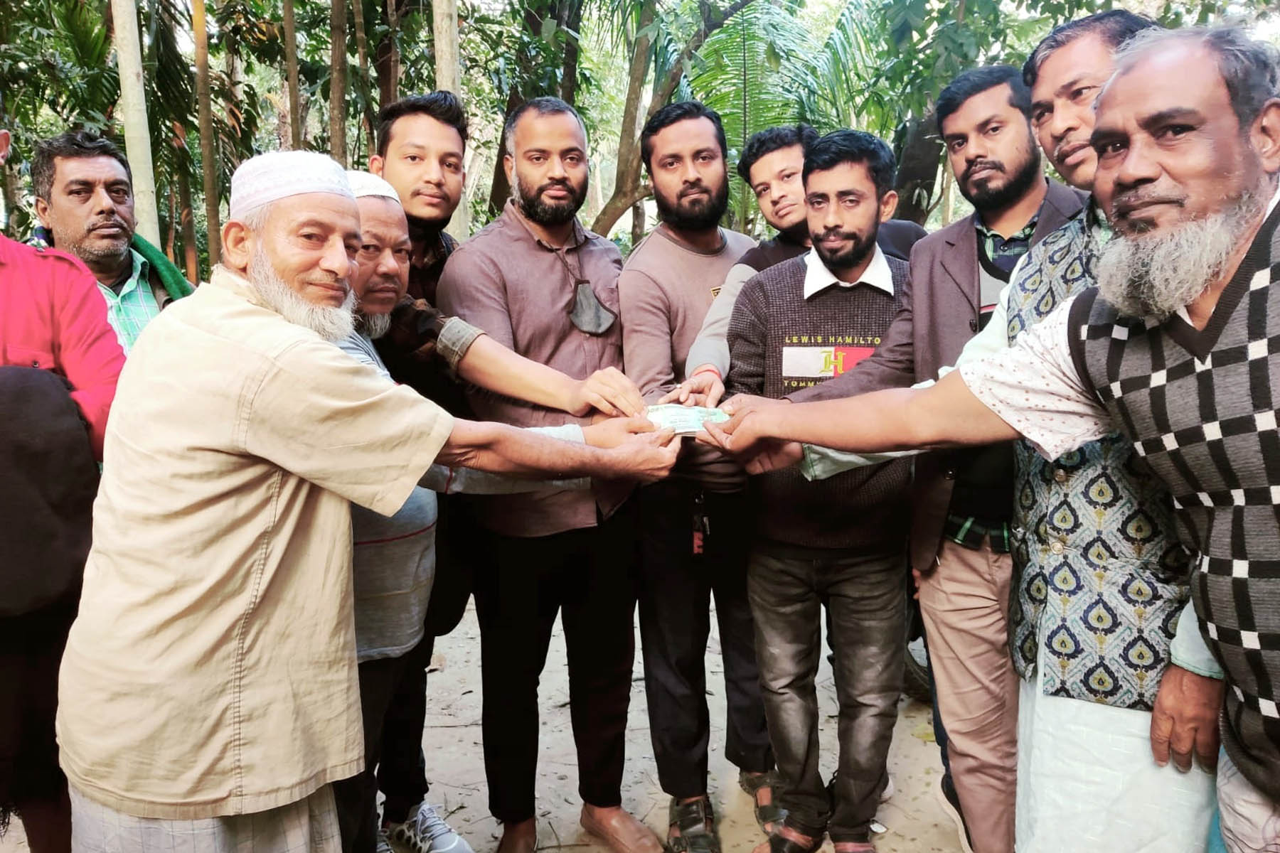 আহত আনোয়ারকে ৫০ হাজার টাকা অনুদান দিল “জাগো মানবতা ফাউন্ডেশন”
