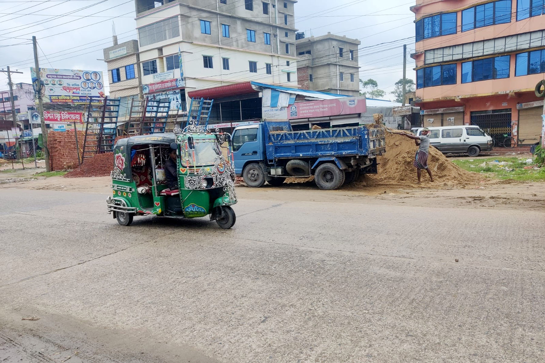 শীঘ্রই চন্দ্রগঞ্জ বাজারে রাস্তার পাশের বালু বিক্রয় বন্ধ হবে : এসিল্যান্ড