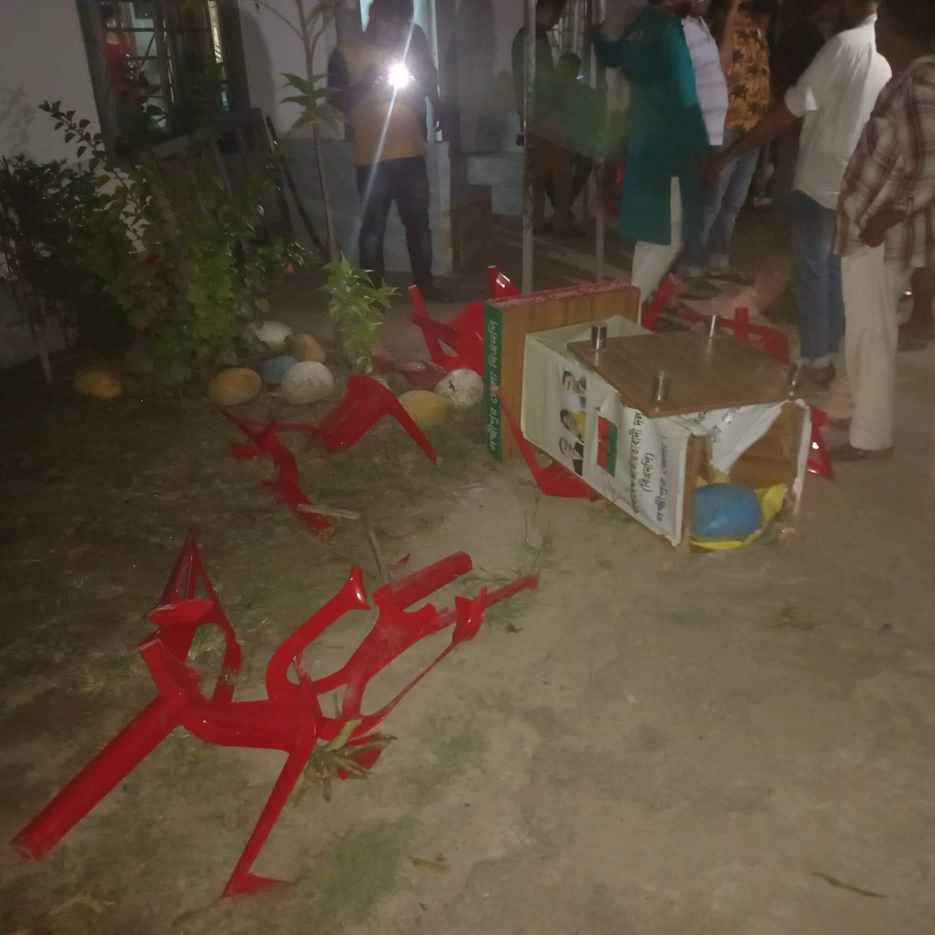 লক্ষ্মীপুরে বিএনপি নেতা এ্যানীর বাড়িতে হামলা ও ভাংচুর