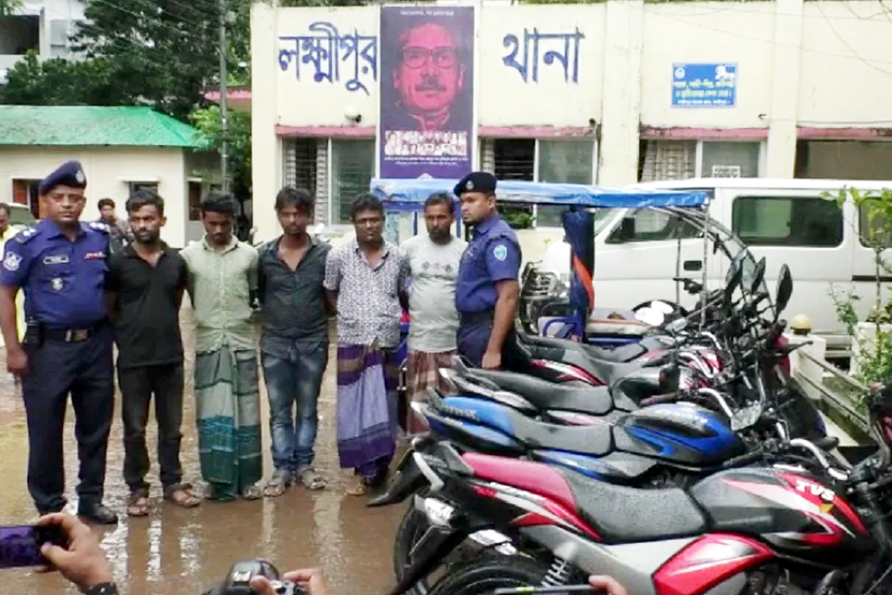 লক্ষ্মীপুরে চোরাই মটরসাইকেলসহ আটক ৫