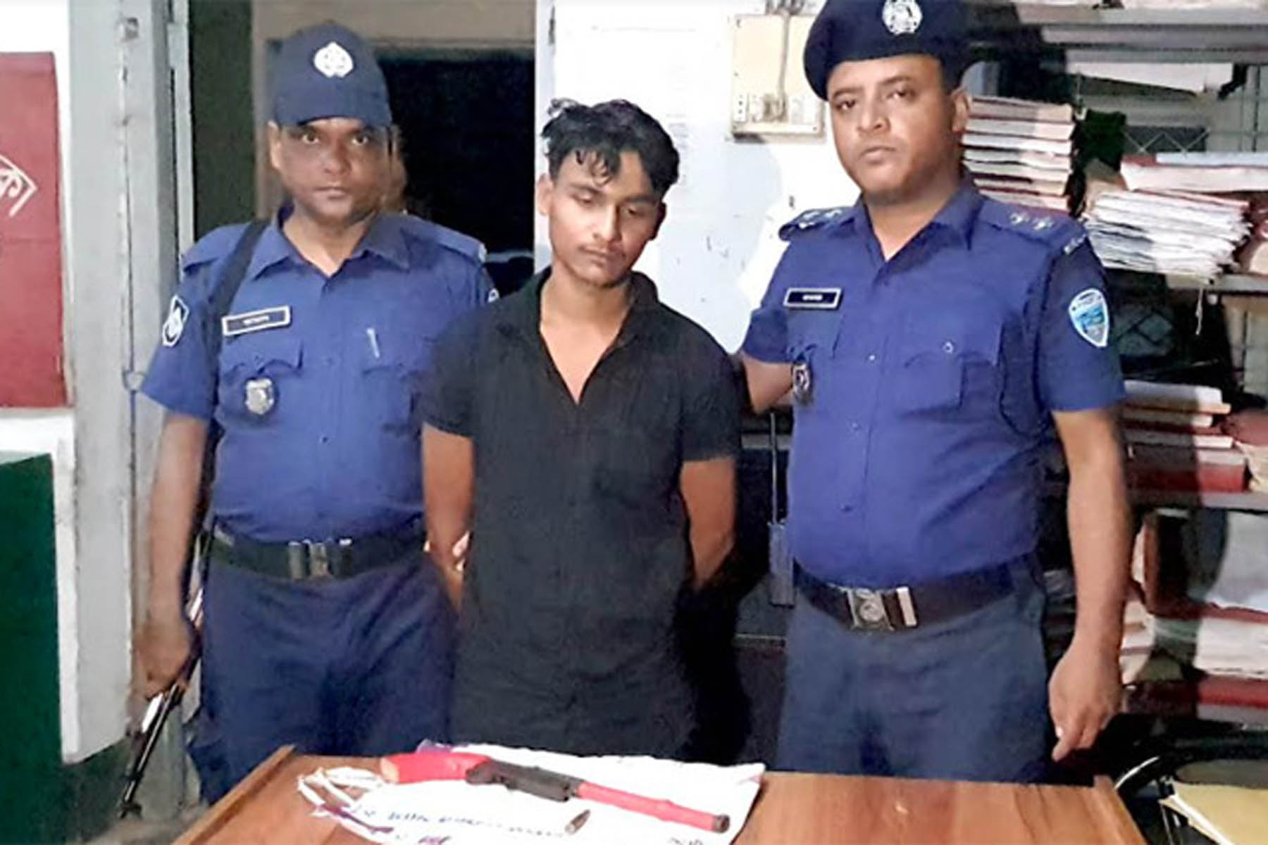 লক্ষ্মীপুরে অস্ত্র-গুলি বিক্রি করতে এসে অস্ত্র ব্যবসায়ী আটক