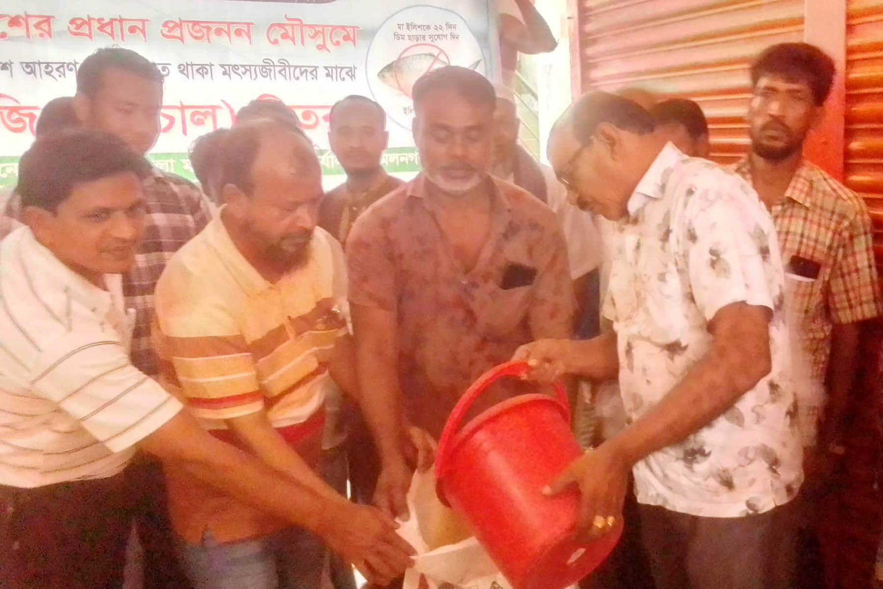 জেলেদের সহায়তায় চাল বালতিতে পরিমাপ, ওজনে কম দেওয়ার অভিযোগ