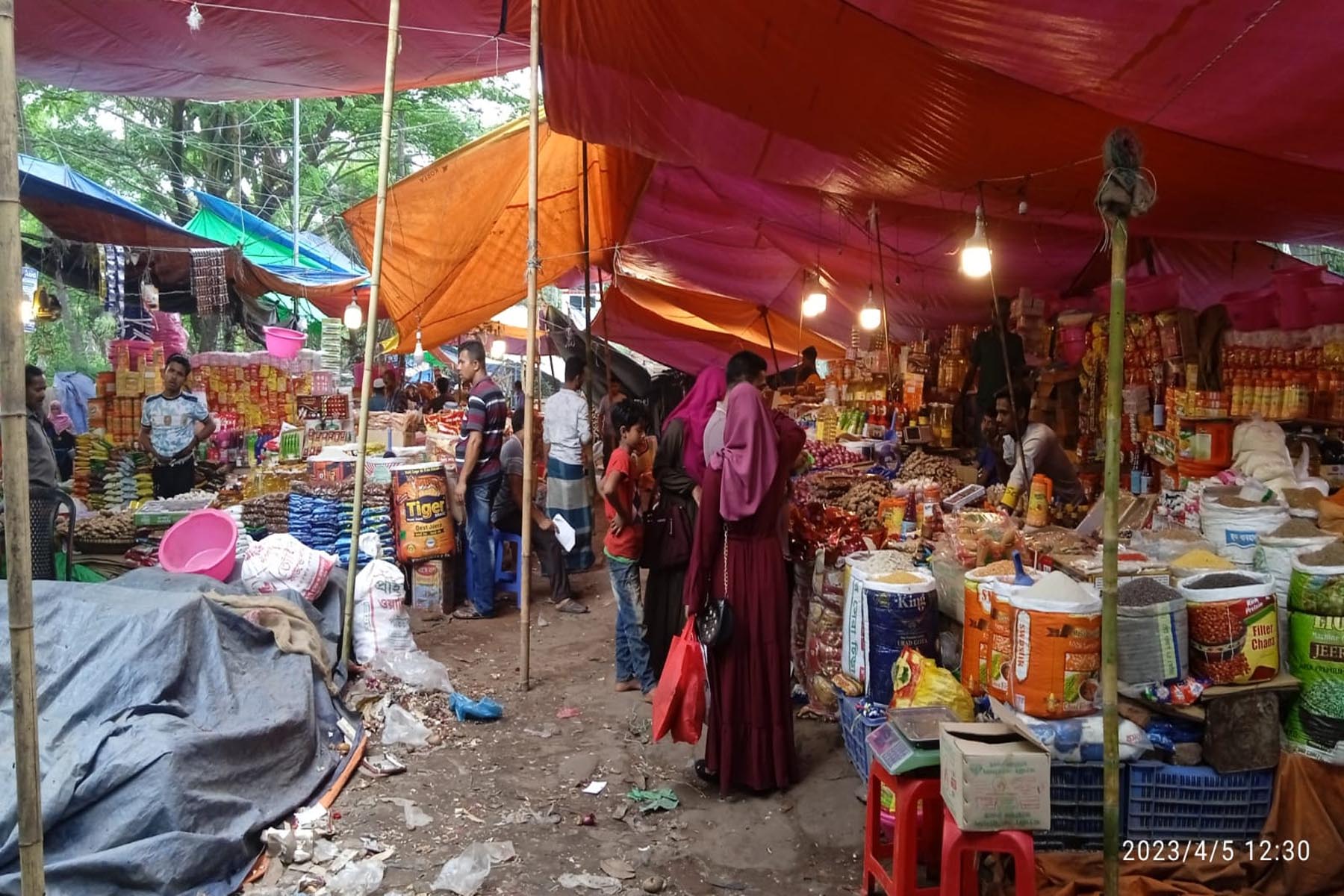 চন্দ্রগঞ্জে অস্থায়ী মুদি দোকান সরানোর আশ্বাস ইউএনও’র