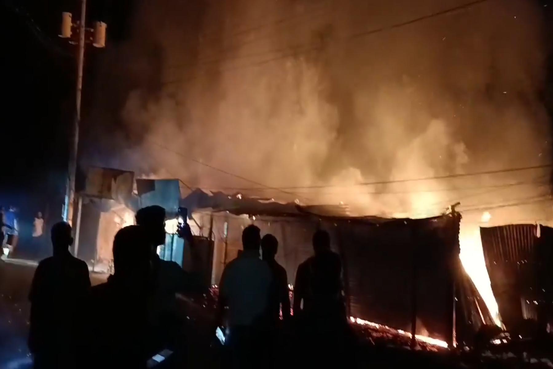চন্দ্রগঞ্জে ভয়াবহ অগ্নিকান্ড, দ্রুত ফায়ার স্টেশন স্থাপনের দাবী ব্যবসায়ীদের