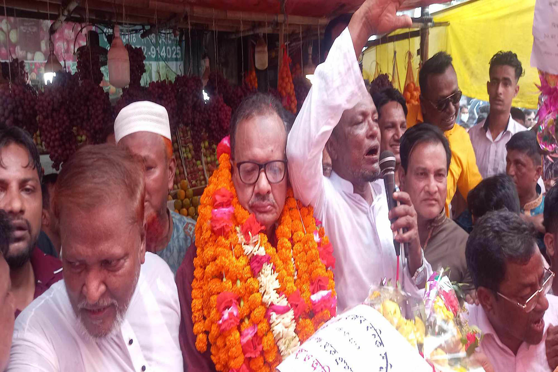 লক্ষ্মীপুর-৩ আসনে উপ-নির্বাচনে আ’লীগ মনোনীত প্রার্থীকে ফুলেল শুভেচ্ছায় বরণ