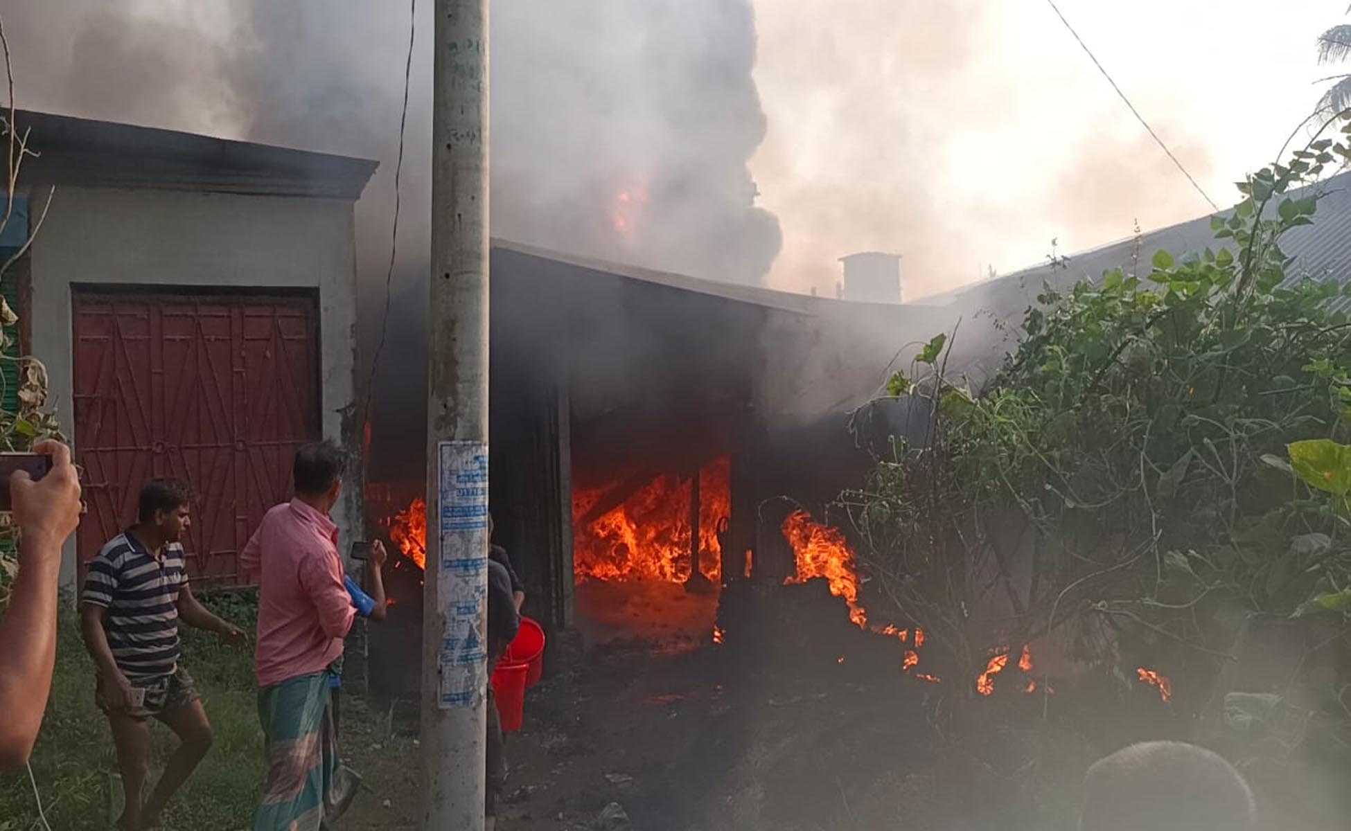 লক্ষ্মীপুরের চন্দ্রগঞ্জে ভয়াবহ অগ্নিকান্ড